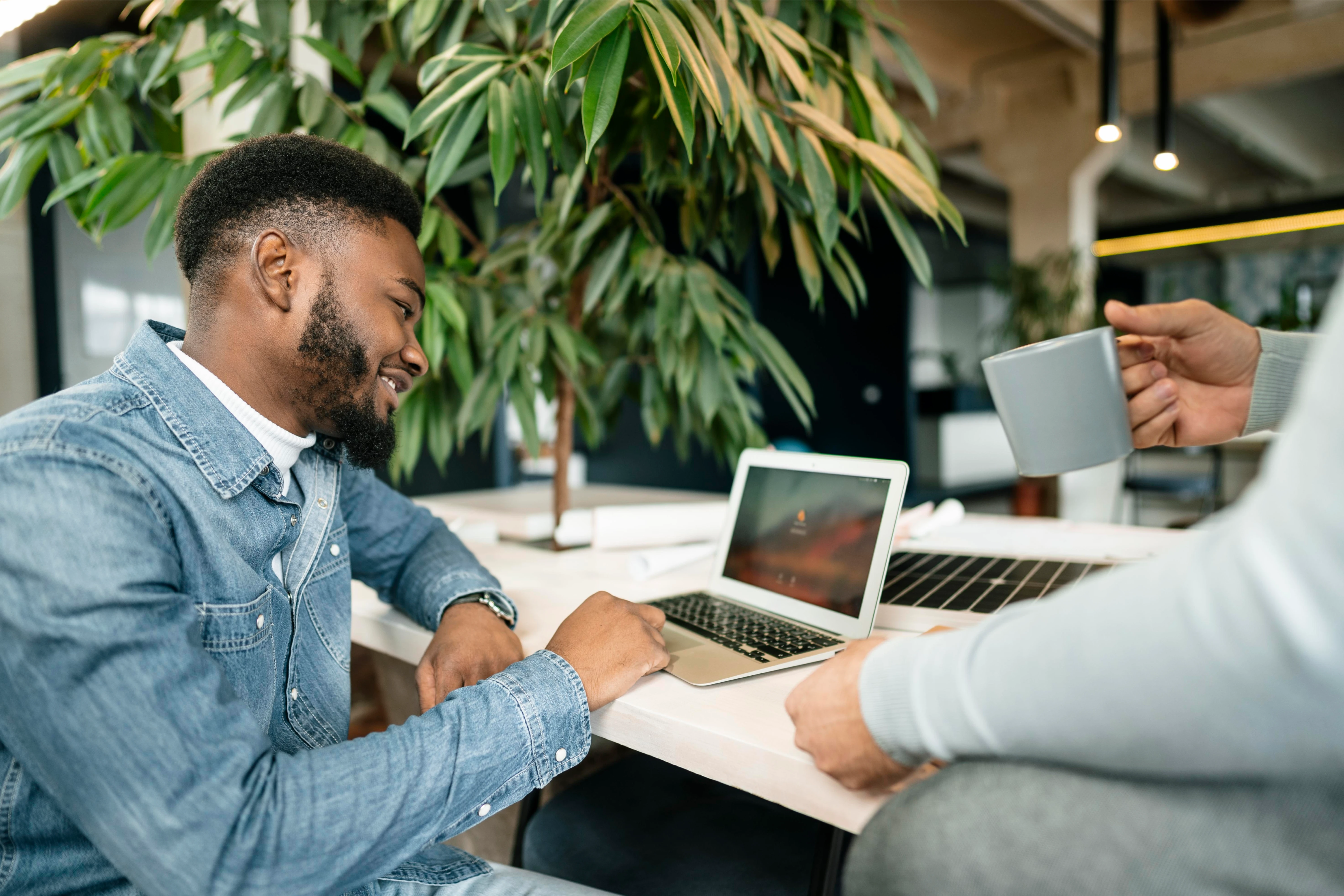 close_up_men_with_laptop_1