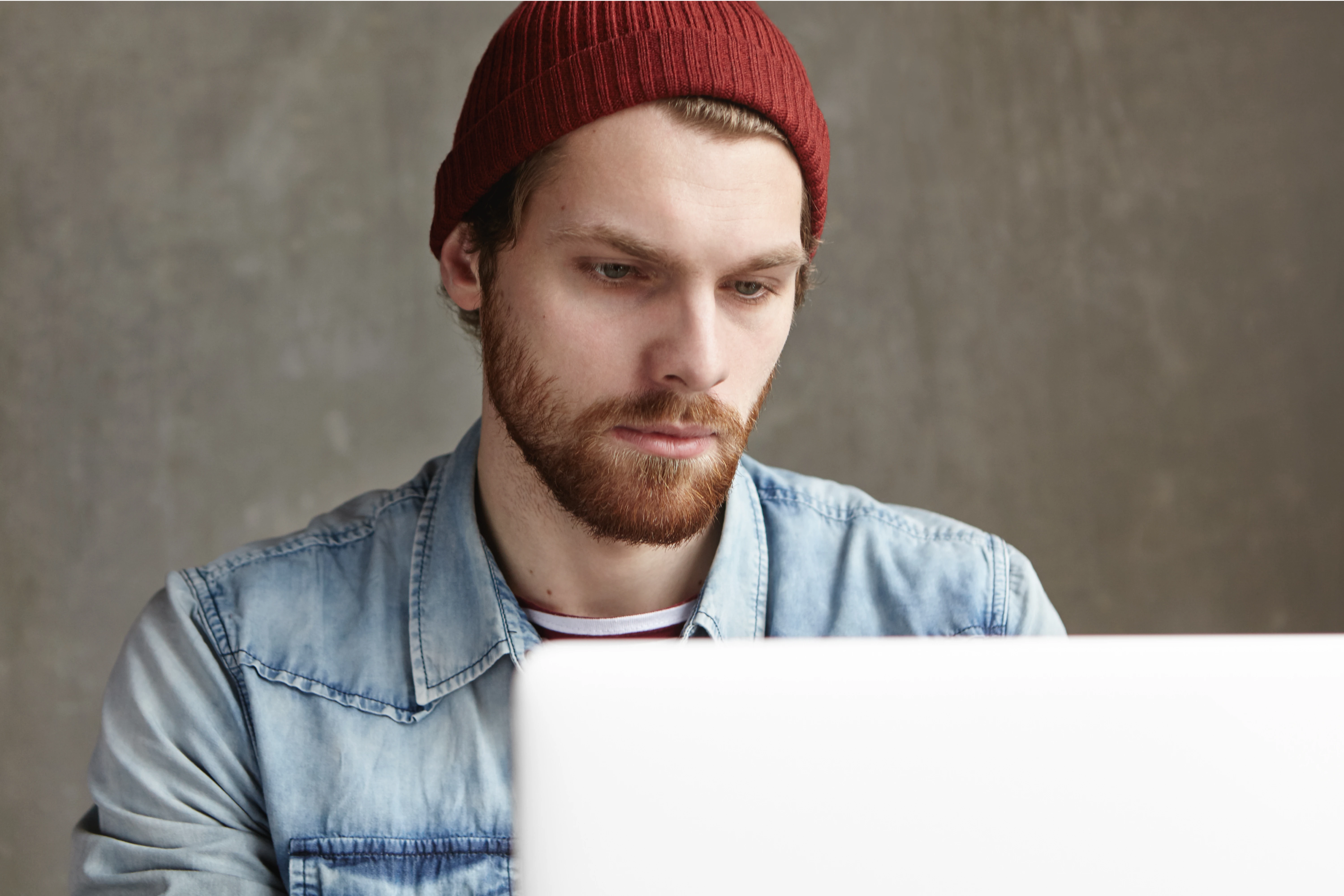 serious_young_caucasian_bearded_freelancer_dressed_stylish_clothes_sitting_cafe_1