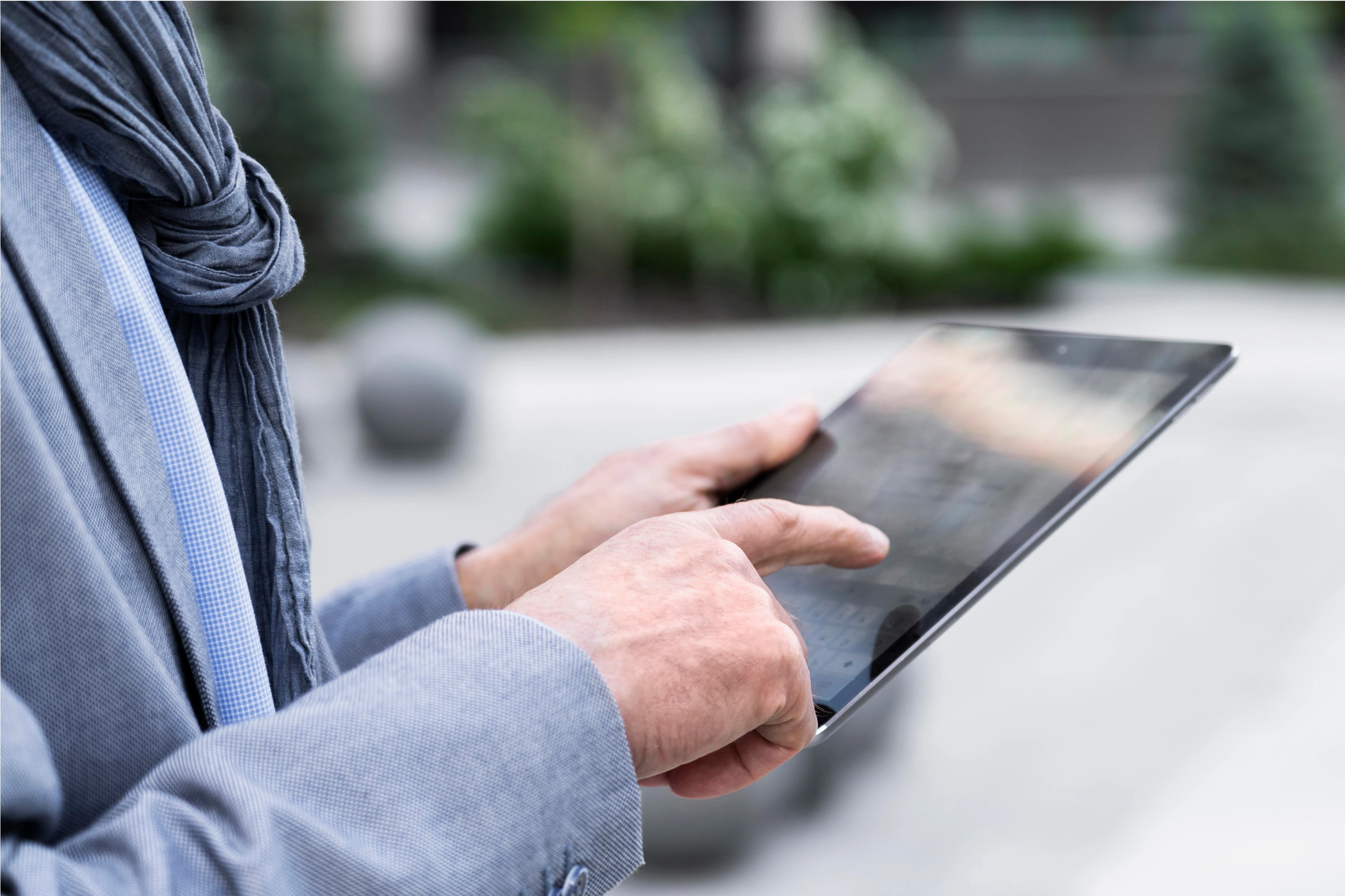 stylish_older_man_city_using_tablet_1