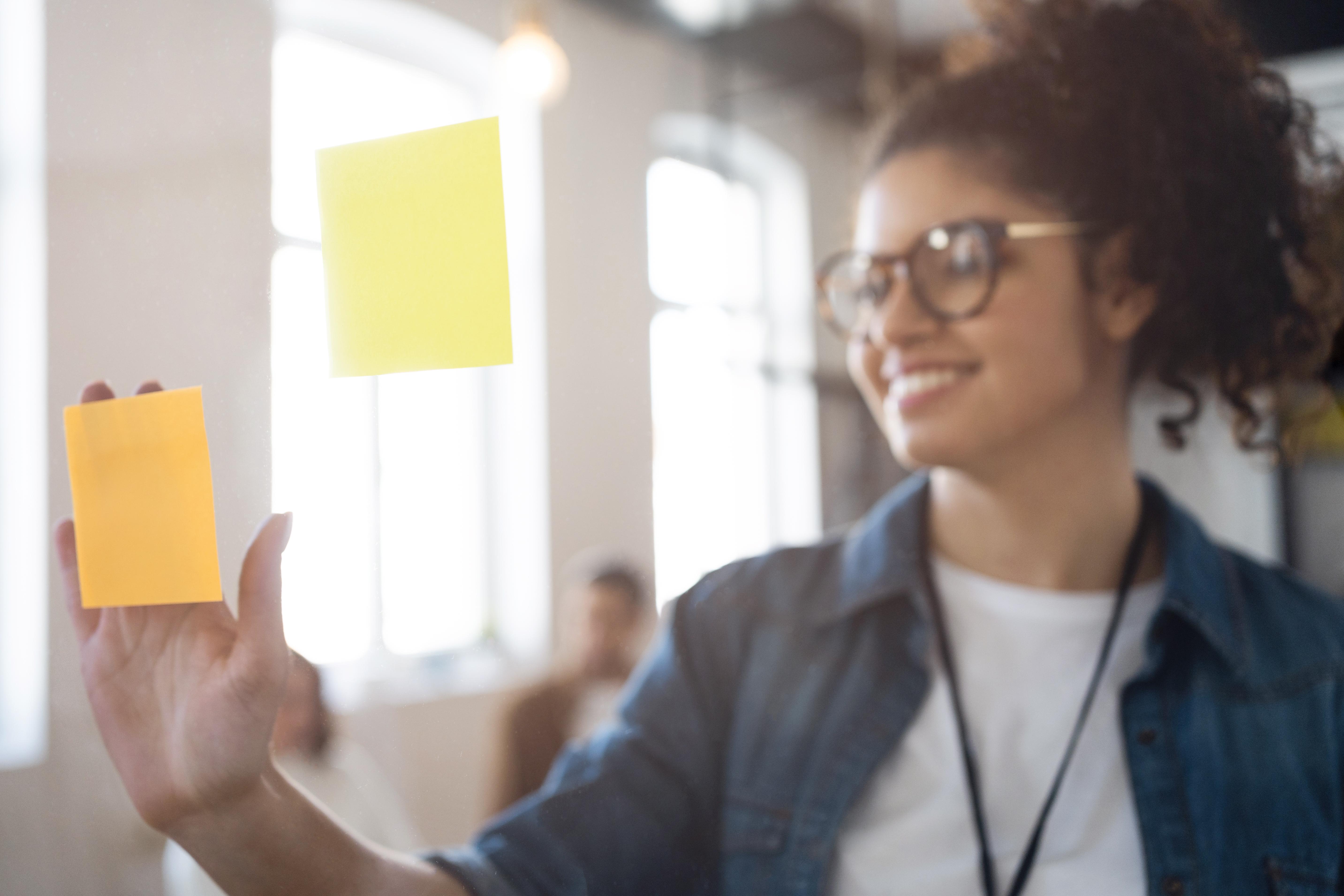 medium-shot-smiley-business-woman-with-post-its