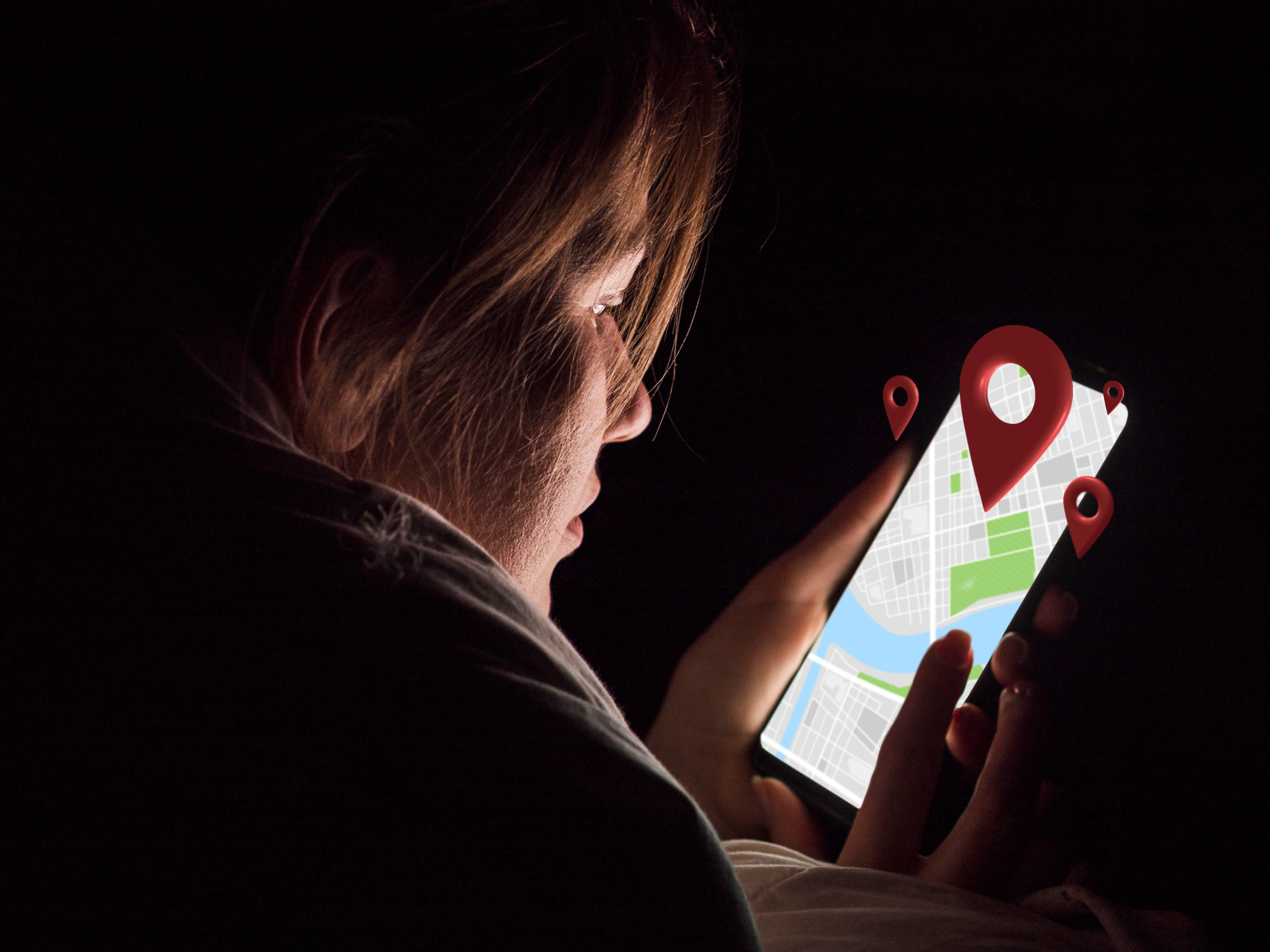 side_view_woman_holding_smartphone_1