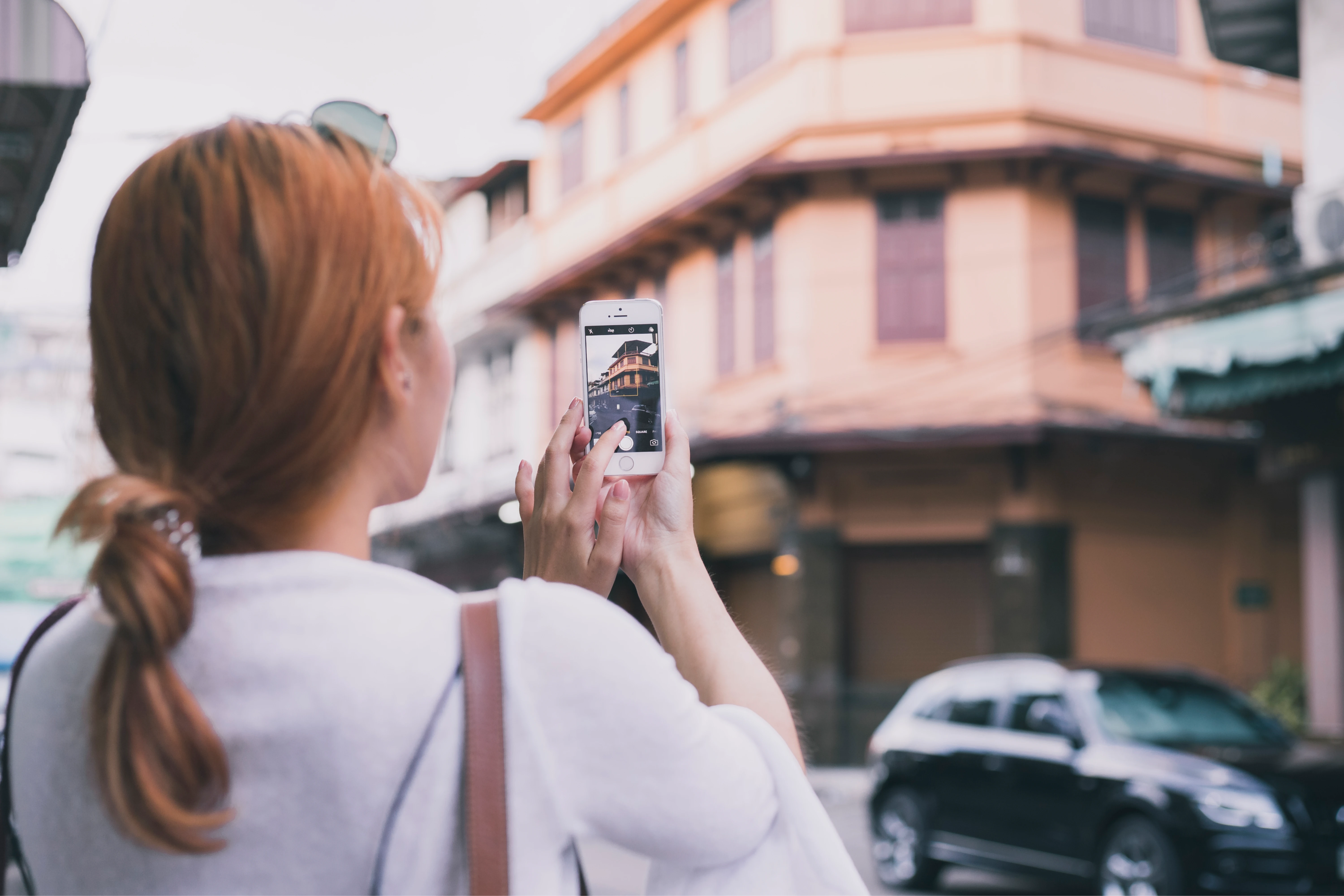 woman_taking_picture_street_1