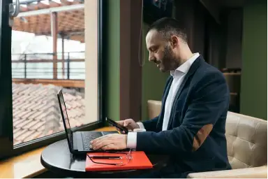 businessman_using_laptop_smartphone_1_2x